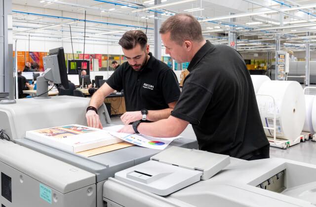 Специалисти на Ricoh край дигитална печатна машина